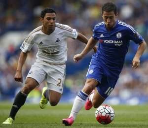 Jefferson Montero (i) jug&oacute; de titular hasta los 71 minutos antes del Chelsea. Foto: AFP