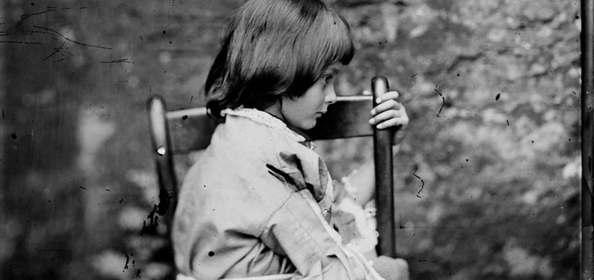 Detalle de la foto de Alice Liddell, hecha en 1858 por Lewis Carroll, autor de Alicia en el pa&iacute;s de las maravillas.  