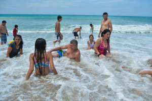 Una de las playas m&aacute;s concurridas es Crucita, de Portoviejo. Los turistas disfrutan de las olas y de distintas actividades, como presentaciones art&iacute;sticas. Fotos: Rodolfo P&aacute;rraga / El Tel&eacute;grafo
