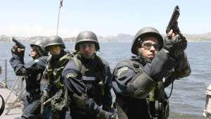Integrantes de la Marina brasile&ntilde;a participan en un simulacro de abordaje a un barco en la Bah&iacute;a de Guanabara, frente a  R&iacute;o de Janeiro. Foto: EFE