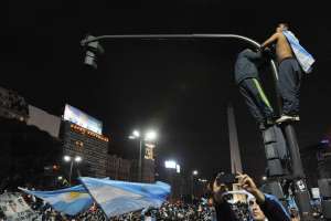 Los hinchas argentinos aprovecharon su d&iacute;a feriado, por el d&iacute;a de independencia, para festejar en las calles la clasificaci&oacute;n a la final. Foto: EFE