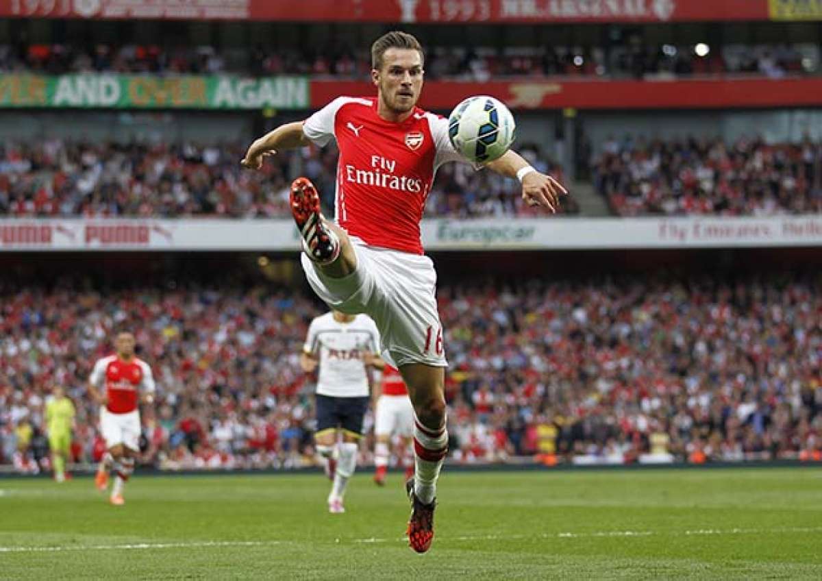 Aaron Ramsey sali&oacute; lesionado del encuentro entre Arsenal y Tottenham por Premier League. Foto: AFP