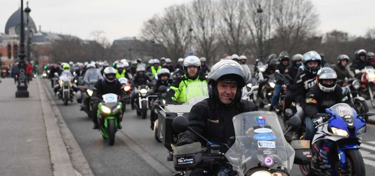 Los automotores muestran los sellos, cuyos colores depender&aacute;n del grado de poluci&oacute;n. Diariamente circulan 600.000 veh&iacute;culos en Par&iacute;s. 