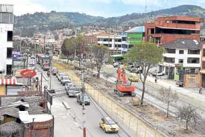 En varias zonas de la ciudad, la calle se redujo por las obras para el Tranv&iacute;a Cuatro R&iacute;os. Foto: Jos&eacute; Luis LLivisaca.