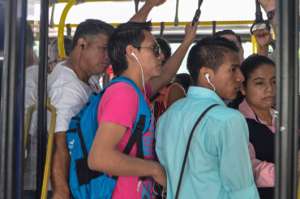 Los pasajeros abarrotan las unidades de la ruta de Metroexpress en los d&iacute;as que no hay el recorrido express. Foto:  William Orellana / El Tel&eacute;grafo.