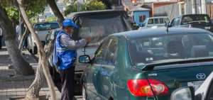 Un &lsquo;cuidador&rsquo; controla que los conductores no abusen del uso de los espacios de estacionamiento asignados por la Municipalidad.