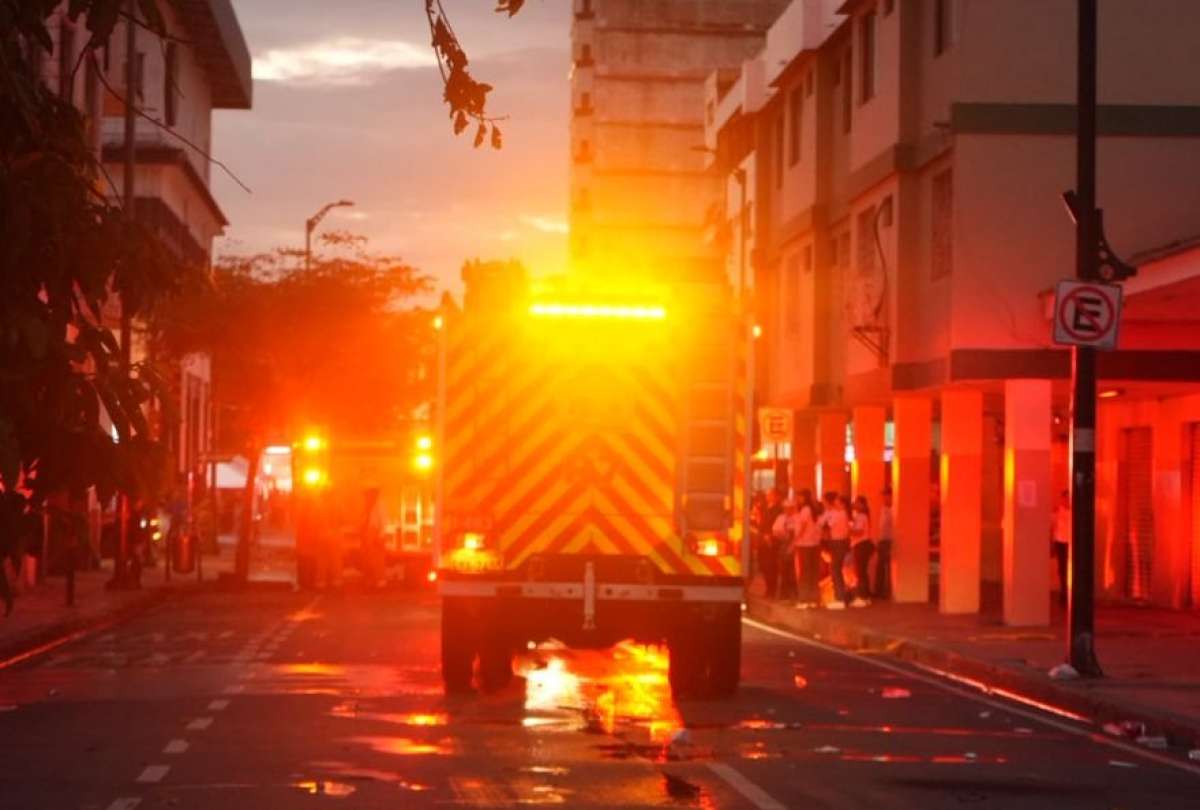 Bomberos de Guayaquil confirma control total de la emergencia y mantiene vigilancia nocturna