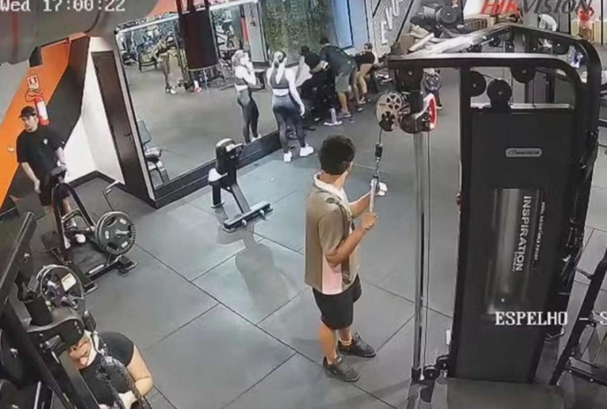 La joven sufri&oacute; fracturas en ambas rodillas tras la ca&iacute;da de una barra en el gimnasio.