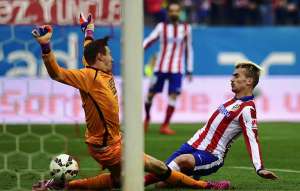 Los rojiblancos abrieron el marcador en el 55 por medio de Griezmann (d), que consigui&oacute; su doblete en el 77. Foto: Agencia AFP