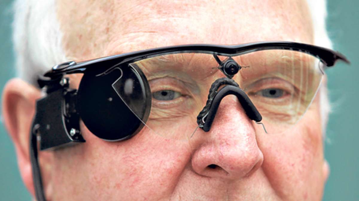 Foto tomada en marzo de 2011 muestra a Elias Konstantopoulos, uno de los pacientes del proyecto, usando unos lentes &lsquo;bi&oacute;nicos&rsquo; que se prueban en el laboratorio de investigaci&oacute;n de visi&oacute;n y rehabilitaci&oacute;n en Baltimore,Maryland, EE.UU. Tomado de http://itth