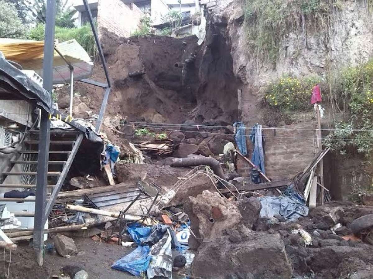 Una vivienda fue arrasada tras el deslizamiento de tierra, ocurrido al sur de Quito. Foto: Fernando Sandoval /  EL TEL&Eacute;GRAFO