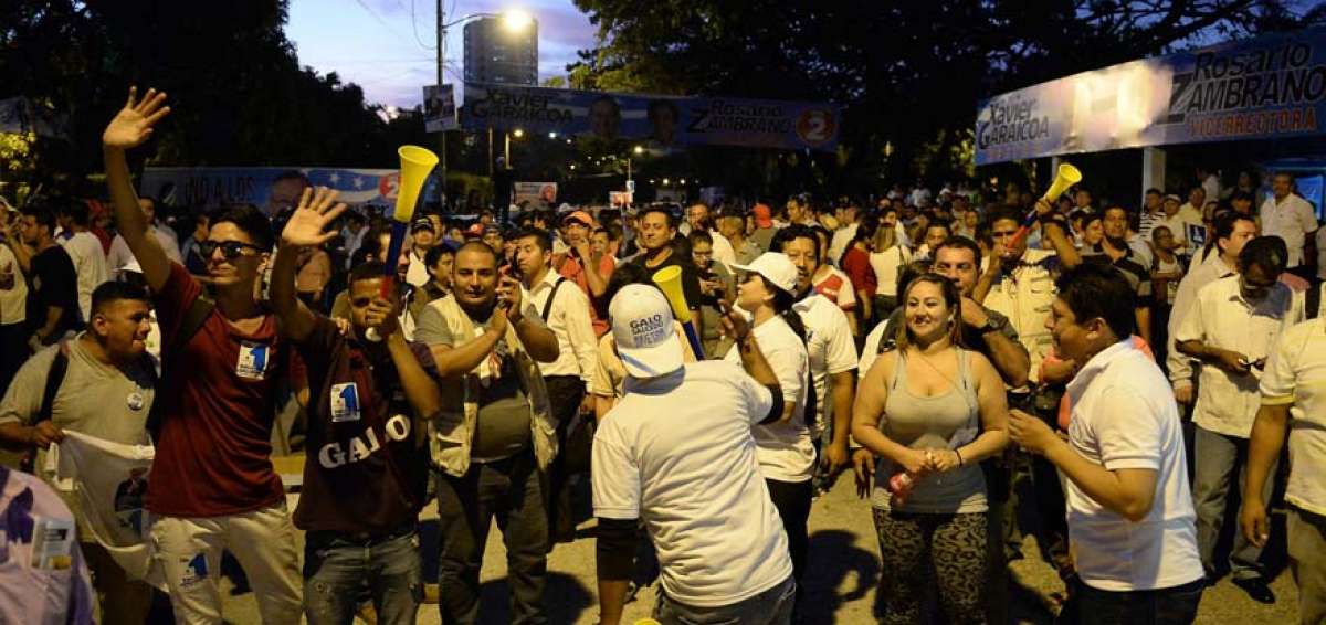 Los simpatizantes de los candidatos a rector y vicerrectores a&uacute;n hacen campa&ntilde;a en la Universidad de Guayaquil.