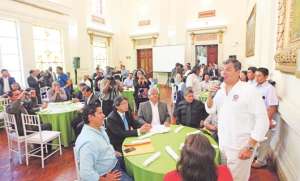 El Presidente cumpli&oacute; una agenda en Guayaquil que incluy&oacute; un almuerzo con trabajadores en la Gobernaci&oacute;n. Foto: Cortes&iacute;a Presidencia de la Rep&uacute;blica.