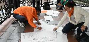Integrantes del colectivo Abusos de Fe pintan carteles en torno al caso de presunta pederastia del exsacerdote C&eacute;sar Cordero, antes de presentar su renuncia a la Iglesia cat&oacute;lica.