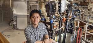El investigador del Laboratorio Nacional Sandia, el astrof&iacute;sico Taisuke Nagayama, posa junto a la m&aacute;quina Z.