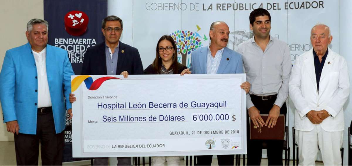 La ministra de Salud, Ver&oacute;nica Espinosa, hizo la entrega del cheque simb&oacute;lico a Ricardo Koenig. La acompa&ntilde;a el vicepresidente Otto Sonnenholzner.