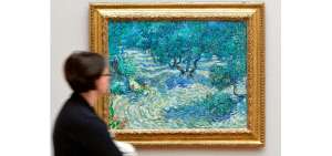 Hay un saltamontes muerto en el Van Gogh