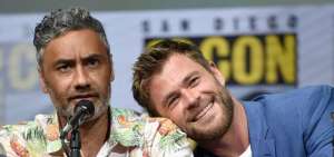 El director Taika Waititi junto al actor Chris Hemsworth a quien dirigi&oacute; en Thor: Ragnarok.