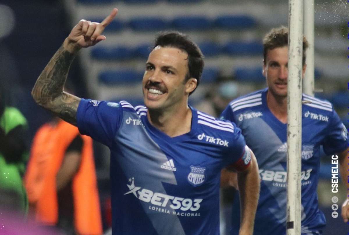Sebastián Rodríguez celebra un gol con la camiseta de Emelec
