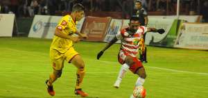 &rarr;El volante uruguayo Pablo Lima (i), de Aucas, cubre la salida del centrocampista venezolano Enson Jes&uacute;s Rodr&iacute;guez, de T&eacute;cnico Universitario.  