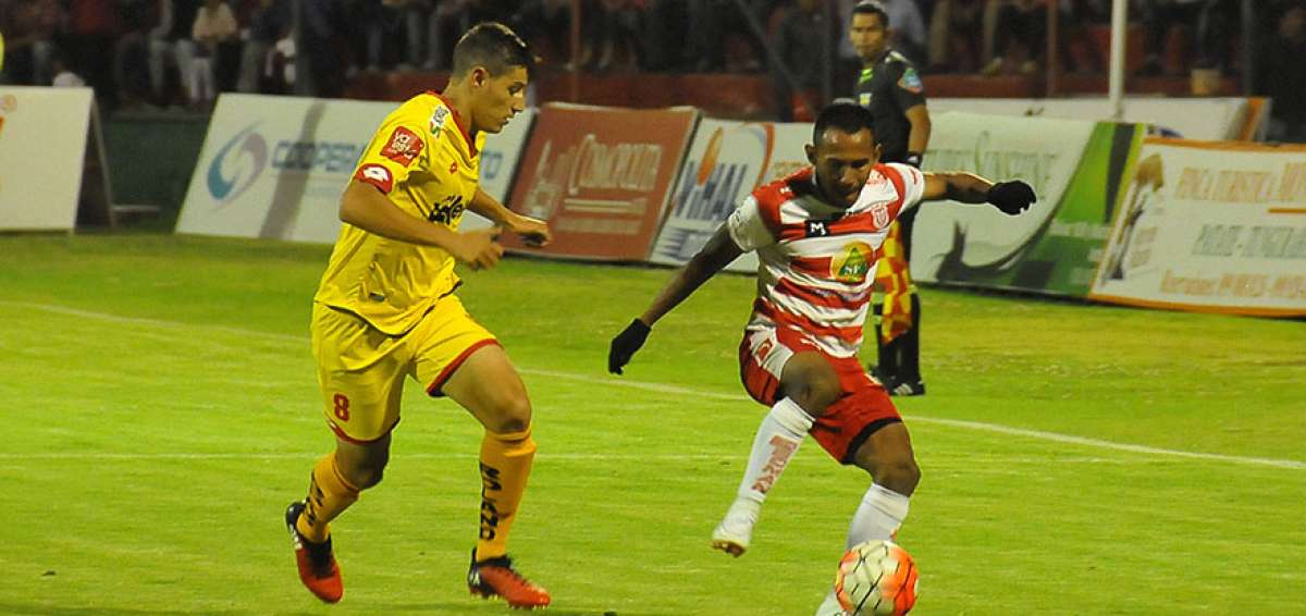 &rarr;El volante uruguayo Pablo Lima (i), de Aucas, cubre la salida del centrocampista venezolano Enson Jes&uacute;s Rodr&iacute;guez, de T&eacute;cnico Universitario.  
