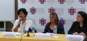 Representantes de ONG que apoyan el caso junto a Petita Albarrac&iacute;n, madre de Paola.