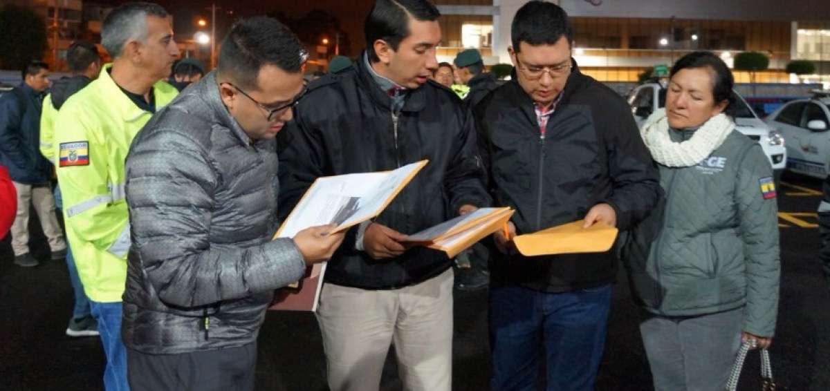 Funcionarios de la Fiscal&iacute;a durante el operativo.