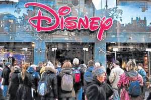 Clientes esperan para entrar en la tienda Disney situada en Oxford Street, en Londres. Foto: AFP