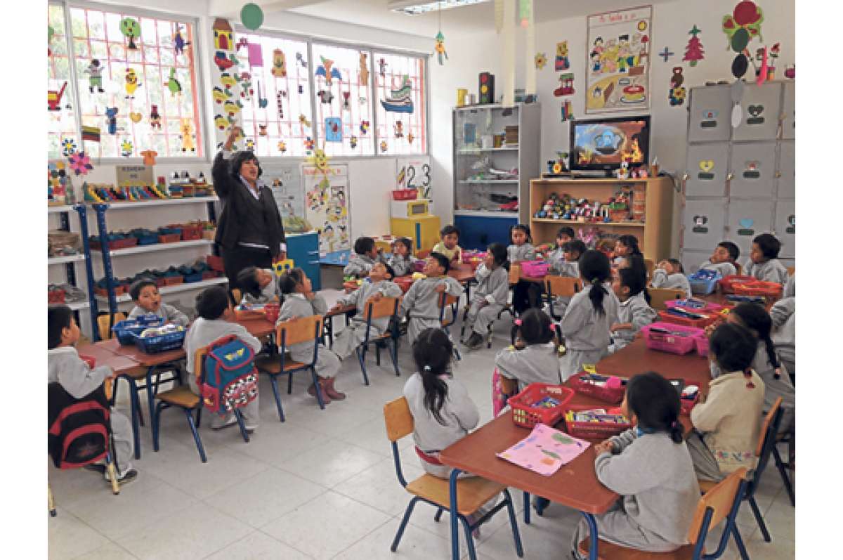 Los estudiantes de Educaci&oacute;n Inicial aprenden a decir los saludos en quichua. En clases diarias combinan las actividades interculturales con el aprendizaje formal. Foto: Diana Holgu&iacute;n / El Tel&eacute;grafo