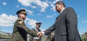 Nelson Villegas, comandante de la Polic&iacute;a, recibe la felicitaci&oacute;n por parte del ministro del Interior, Mauro Toscanini.