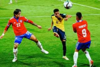 Byron Castillo controla el balón durante el partido ante Chile