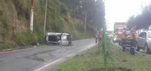 El accidente obstaculiz&oacute; tres carriles de la avenida.