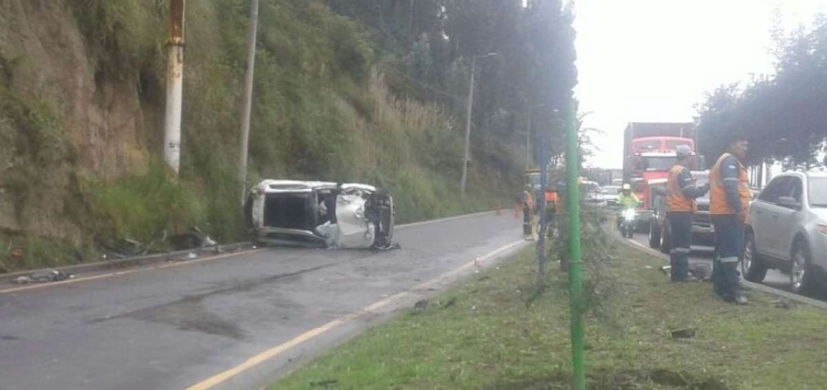 El accidente obstaculiz&oacute; tres carriles de la avenida.