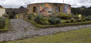 Se trata de un sitio de descanso y meditaci&oacute;n, donde se refleja la cultura e identidad del pueblo Cacha y la gran naci&oacute;n Puruh&aacute;. Desde all&iacute; es posible observar Riobamba y algunos de los nevados m&aacute;s imponentes del pa&iacute;s.