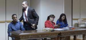 Michael Arce (izq.) lleg&oacute; a la diligencia junto a su abogado, Juan Pablo Alb&aacute;n.