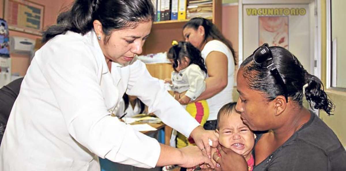 En los centros de salud p&uacute;blicos se recomienda a las madres llevar el control de sus hijos mediante carn&eacute;s. Foto: Cortes&iacute;a MSP 