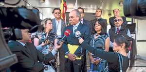 Larrea "no cumpli&oacute; con formalidades legales y reglamentarias" en pedido de revocatoria de mandato