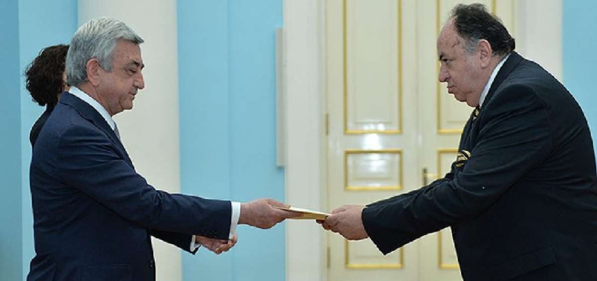 Pie de foto: El embajador Julio Prado Espinosa (d) se present&oacute; ante el presidente de la Rep&uacute;blica de Armenia, Serzh Sargsyan.