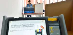 En Azuay, la implementaci&oacute;n del voto electr&oacute;nico trajo dificultades a algunos ciudadanos, mientras que otros pudieron sufragar r&aacute;pidamente. Algunas personas tuvieron que ser asistidas para ejercer su derecho. Foto: Jos&eacute; Luis LLivisaca 