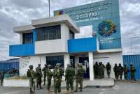 Militares y policías ingresaron al centro penitenciario para controlar la situación.