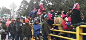 Todo un carril del Puente Internacional est&aacute; ocupado por migrantes que buscan cruzar a Ecuador. Los destinos finales son Per&uacute;, Chile y Argentina.