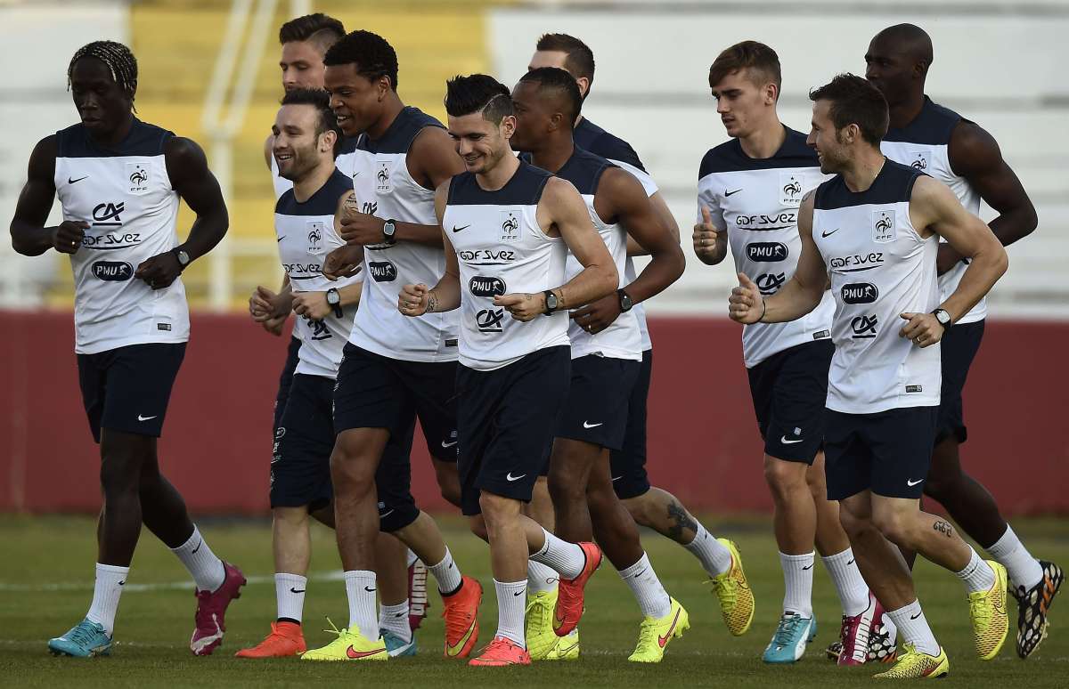 Francia entren&oacute; hoy en su campo base, ubicado en Riberao Preto, sin el central Raphael Varane. Foto: AFP