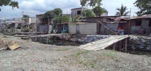 Los puentes de madera son la &uacute;nica forma que tienen los moradores para entrar y salir de sus viviendas.