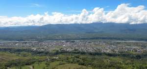 Vista panor&aacute;mica de la ciudad de Macas, capital de la provincia de Morona Santiago. Desde el balc&oacute;n tur&iacute;stico de la Virgen de la Pur&iacute;sima se observa toda la urbe.