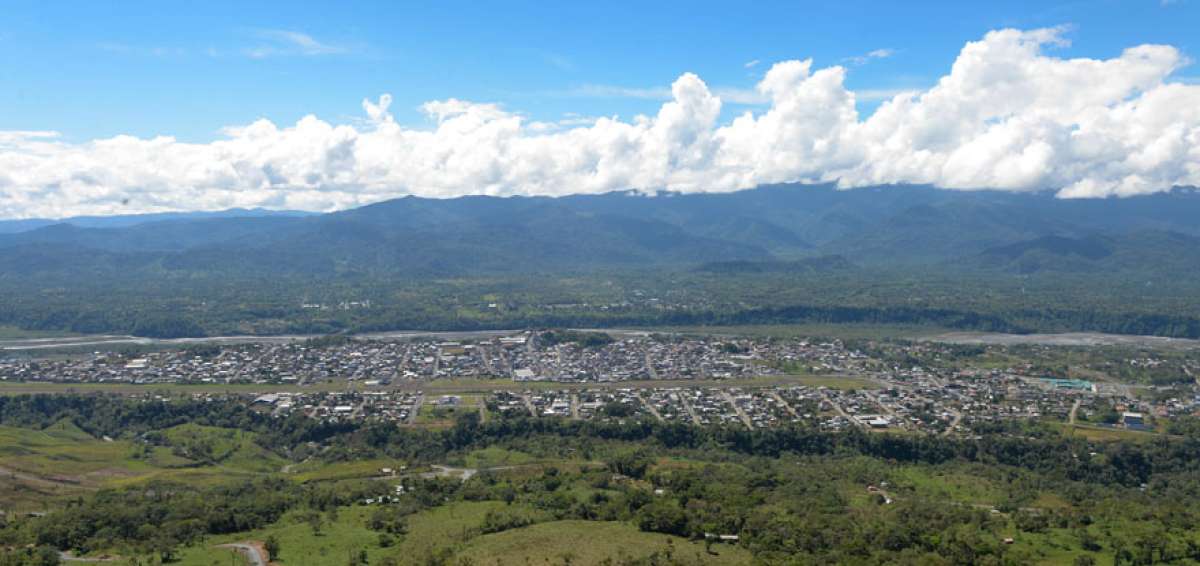 Vista panor&aacute;mica de la ciudad de Macas, capital de la provincia de Morona Santiago. Desde el balc&oacute;n tur&iacute;stico de la Virgen de la Pur&iacute;sima se observa toda la urbe.
