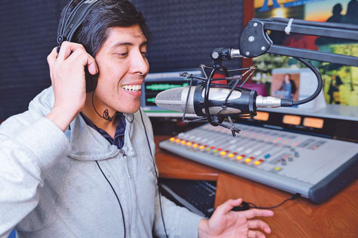El locutor Ramiro Benavides trata de compartir sus consejos positivos con los oyentes, algunos basados en sus experiencias personales. Foto: Pilar Vera.