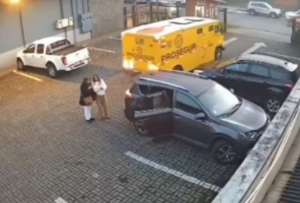 Dos mujeres fueron impactadas por el conductor de un cami&oacute;n en Chile. El hombre realiz&oacute; una violenta maniobra en reversa.