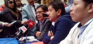 El expresidente Patricio Alvarado (der.), Bladimir D&aacute;vila (centro), quien se desempe&ntilde;aba como gerente; y el secretario de Deportivo Quito, Jos&eacute; Gallegos.