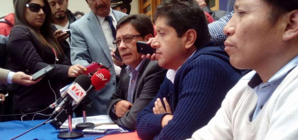 El expresidente Patricio Alvarado (der.), Bladimir D&aacute;vila (centro), quien se desempe&ntilde;aba como gerente; y el secretario de Deportivo Quito, Jos&eacute; Gallegos.