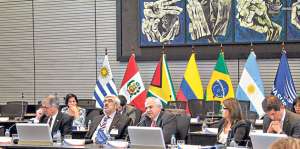 El secretario general de la Unasur, Ernesto Samper (centro), recibi&oacute; a los delegados en la sede de la entidad. Foto: Cortes&iacute;a Unasur
